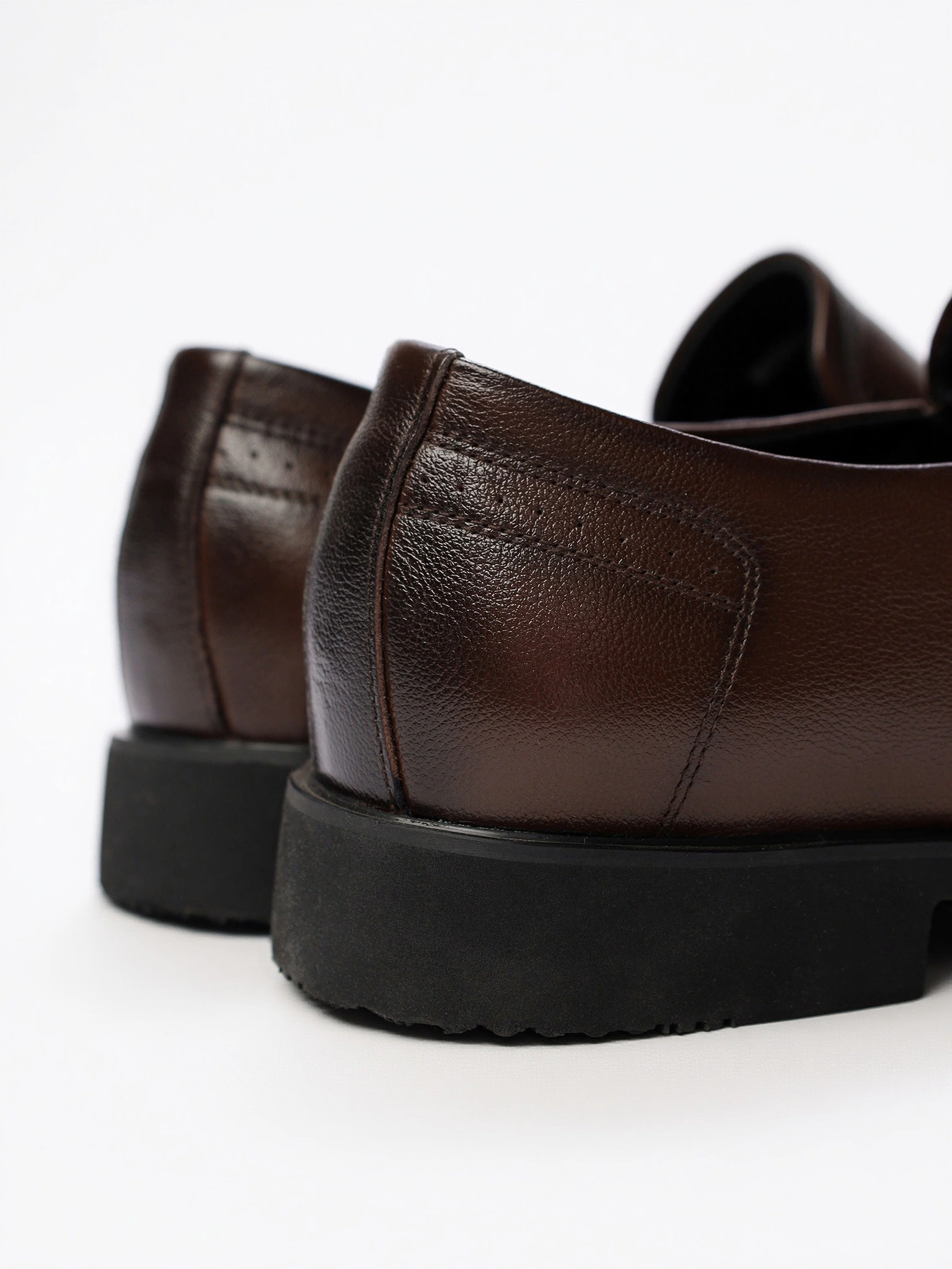 Туфли коричневого цвета с эластичными вставками на низком каблуке